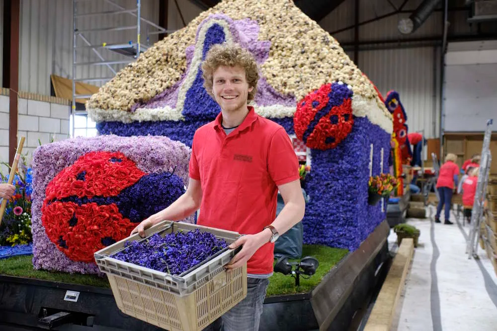 Achter de Schermen van het Bloemencorso